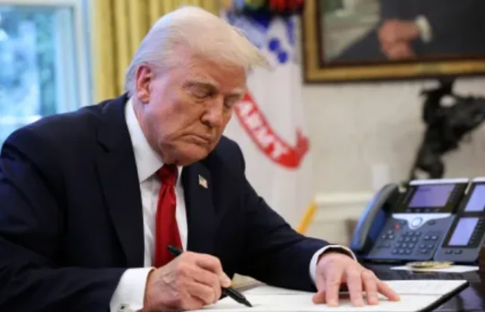 Asian markets slip amid U.S. tariff delay and dollar weakness